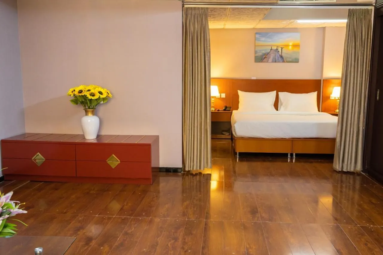 Three 888 Hotel Дубай